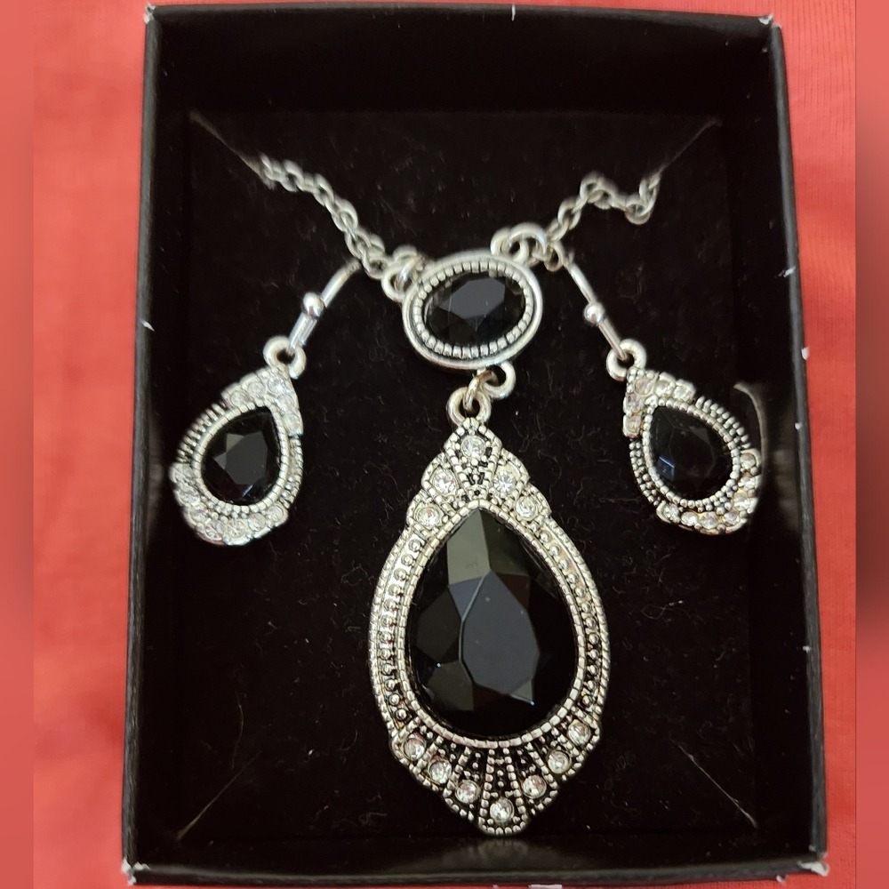 Avon necklace and earring set